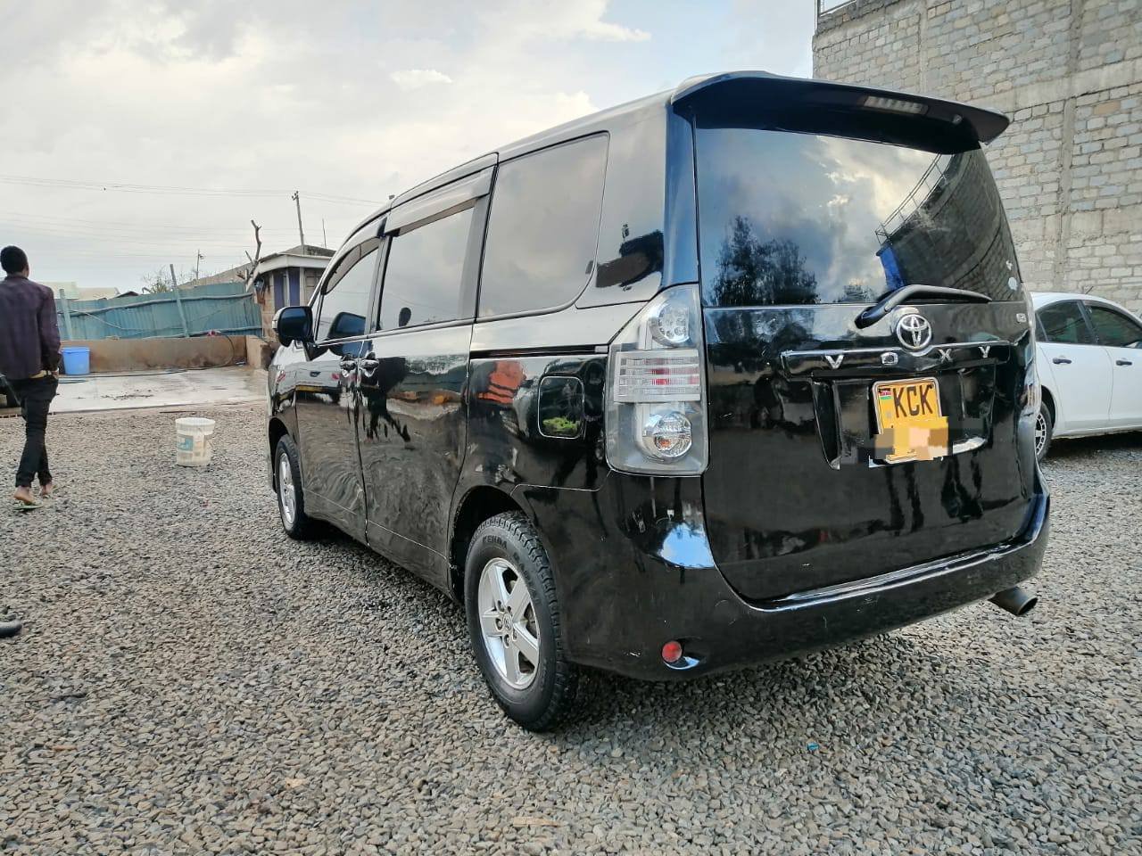 Toyota Voxy image 2
